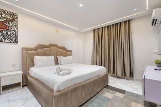 WATERFRONT 3BR APT W/FREE PARKIN WiFi NETFLIX POOL - Lagos - 9