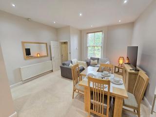 Exquisite 2 Bedroom Apartment With Free Parking - 0