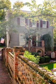 2 Blocks to riverfront | 48" Firepit | Turf Yard - Wilmington - 8