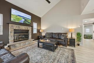 Renovated 6 bed Hot Tub Sauna Firepit & Beach - 3