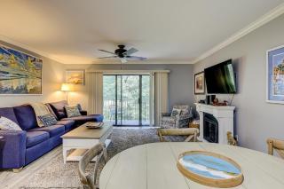Great Golf Views King 2 Queens Sleeper Sofa Bikes & Beach Gear included - Hilton Head Island - 0