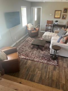 Charming Renovated Home Near Fayetteville, Rustic Retreat for Families - 5