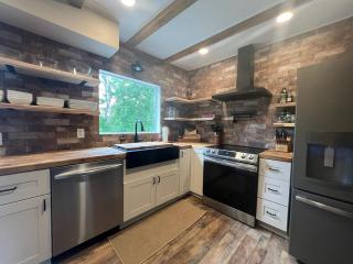 Charming Renovated Home Near Fayetteville, Rustic Retreat for Families - 0