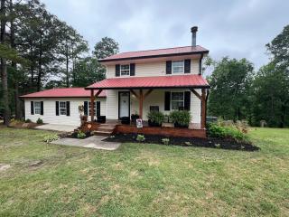 Charming Renovated Home Near Fayetteville, Rustic Retreat for Families - 8