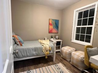 Charming Renovated Home Near Fayetteville, Rustic Retreat for Families - 1