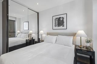 Elegant Southbank Escape Apartment with Balcony - 1