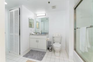 Bright and Cozy 2BR at Brickell, Free Parking - Miami - 3