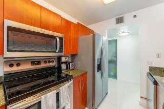Bright and Cozy 2BR at Brickell, Free Parking - Miami - 2