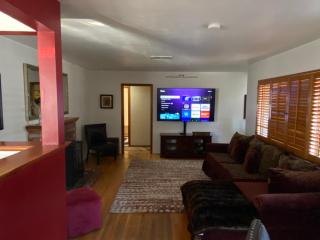 Charming Tarzana Retreat - Cozy 2 Bedroom Home - Stadtteil Tarzana - 0
