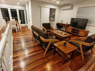 Three-bedroom house with pool & yard - Rochedale South - 0