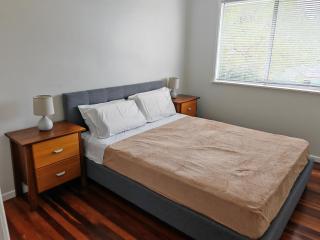 Three-bedroom house with pool & yard - Rochedale South - 5
