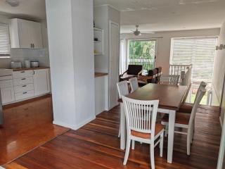 Three-bedroom house with pool & yard - Rochedale South - 4