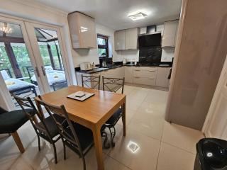 Carey House Contractors Free Parking and WI-FI - Swindon - 0