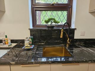 Carey House Contractors Free Parking and WI-FI - Swindon - 8