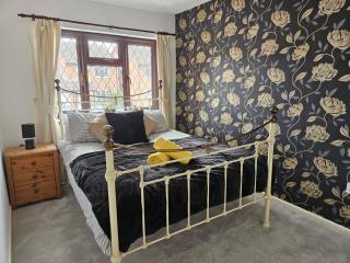 Carey House Contractors Free Parking and WI-FI - Swindon - 3
