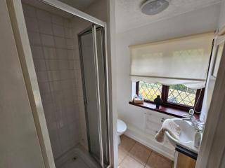 Carey House Contractors Free Parking and WI-FI - Swindon - 2