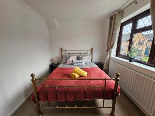 Carey House Contractors Free Parking and WI-FI - Swindon - 1