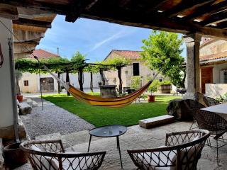 Vila Kobdilj 1835 Historic Homestead with Shared Courtyard - 4