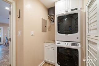 Pool Hot Tub Parking EV Charger 4BR 3BA N Austin Getaway by Austin Vacay - Austin - 2