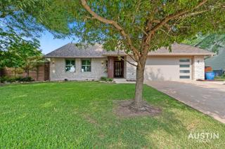 Pool Hot Tub Parking EV Charger 4BR 3BA N Austin Getaway by Austin Vacay - 3