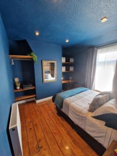 The BERRELL - a beautiful, bijoux 2-bed, 1min walk to Beach & 5min to Tower - Children from 11y, No Stag or Hen - 6