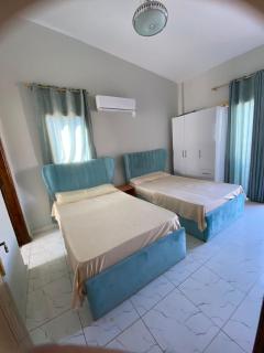 فيلا دوبلكس3 غرف نوم مكيفين داخل قريه بيرلا مارينا كيلو 90 عائلات فقط - 4