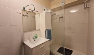 Essentiel et Intemporel Lyon 8 Appartement Confort avec Chambre Parking et Fibre - Lione - 1