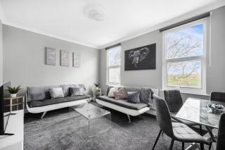 Stylist and Cosy 2 bed Apartment LongStay Parking Sleeps 4 WiFi - London - 0