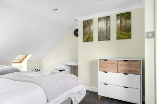 Stylist and Cosy 2 bed Apartment LongStay Parking Sleeps 4 WiFi - London - 9