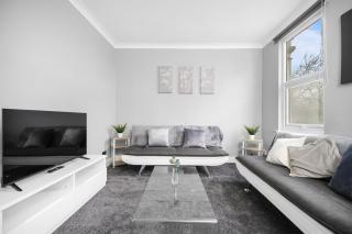 Stylist and Cosy 2 bed Apartment LongStay Parking Sleeps 4 WiFi - London - 6
