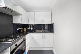Stylist and Cosy 2 bed Apartment LongStay Parking Sleeps 4 WiFi - London - 5