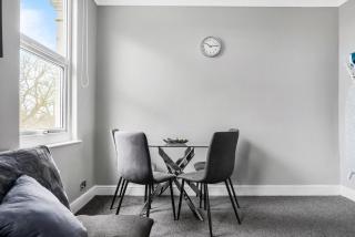 Stylist and Cosy 2 bed Apartment LongStay Parking Sleeps 4 WiFi - London - 4