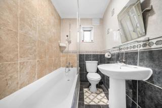 Stylist and Cosy 2 bed Apartment LongStay Parking Sleeps 4 WiFi - 3