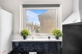 Stylist and Cosy 2 bed Apartment LongStay Parking Sleeps 4 WiFi - 1