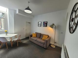 Basford House- 3 bed, 2 bathroom house by Catchpole stays - Stoke on Trent - 1