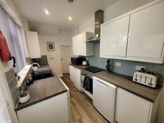 Basford House- Cosy 3 Bed, 2 bathroom Home near Hanley, Newcastle Under Lyme and A500 by Catchpole stays - 1