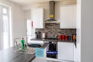 4Bedroom House At Escape & Estates Short Lets & Serviced Accommodation Stourbridge With Private Garden & Off Road Parking - Hagley - 9