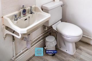 4Bedroom House At Escape & Estates Short Lets & Serviced Accommodation Stourbridge With Private Garden & Off Road Parking - Hagley - 4