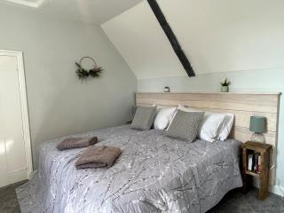 2 Brook Cottage, Sotterley Estate - - 1