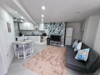 Canal side hideaway - Lindley - 0