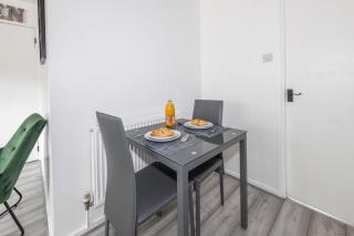 Exquisite 1 bedroom home with free parking - Luton - 6