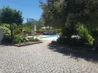 Private 2-bedroom apartment & solar heated pool FREE play-park - - 3
