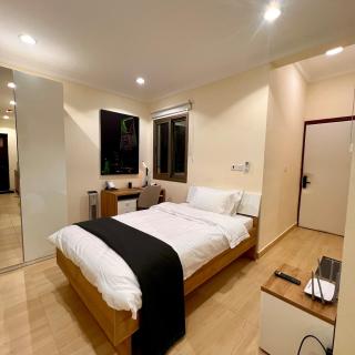 HostE - Studio with Full Kitchen 75In TV and Self-Entry - Dhahraan - 0