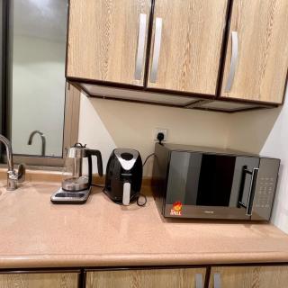 HostE - Studio with Full Kitchen 75In TV and Self-Entry - Dhahraan - 6
