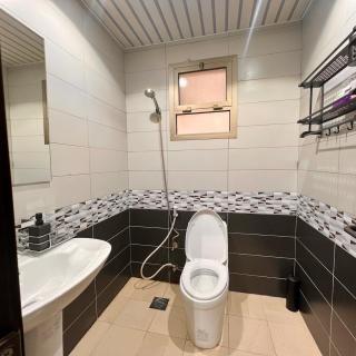 HostE - Studio with Full Kitchen 75In TV and Self-Entry - Dhahraan - 3