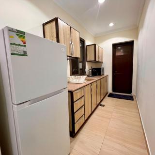 HostE - Studio with Full Kitchen 75In TV and Self-Entry - Dhahraan - 2