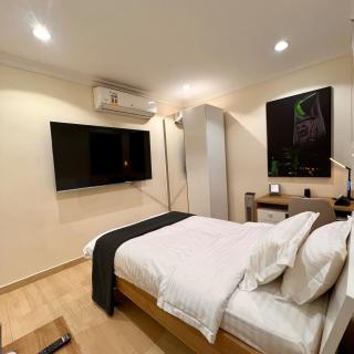 HostE - Studio with Full Kitchen 75In TV and Self-Entry - Dhahraan - 1