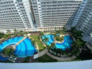 1529-1br-2 bed 1 extra mattres-with balcony pool view - Manila - 4