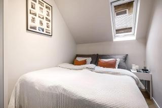 Bright Top-Floor Apartment with Sea View - 8