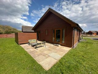 Lily Lodge-Tranquil-Hot Tub-Fishing-7m to beach - Garton - 0
